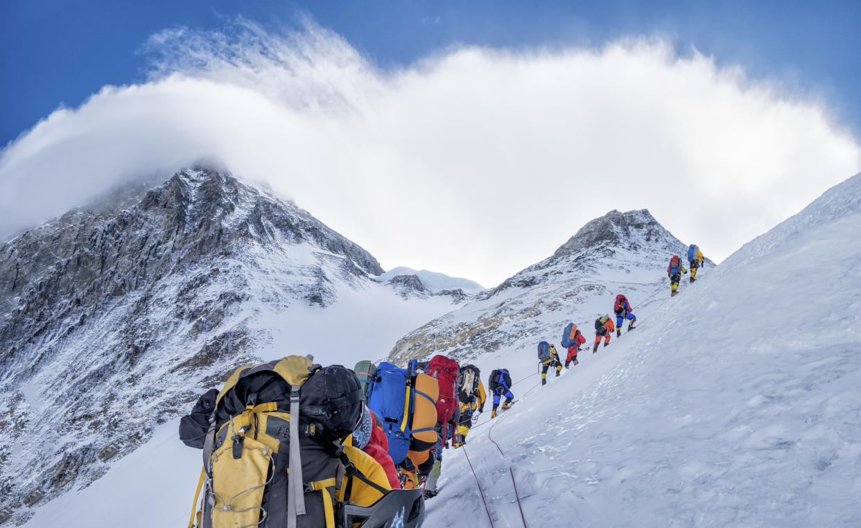 Nepal, Solo Khumbu, Everest, Sagamartha National Park, Roped team ascending, wearing oxigen masks