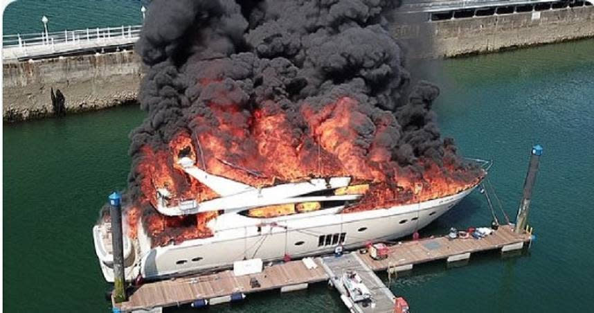 英國一艘豪華遊艇起火燃燒。（圖／翻攝Daily Mail Online twitter）
