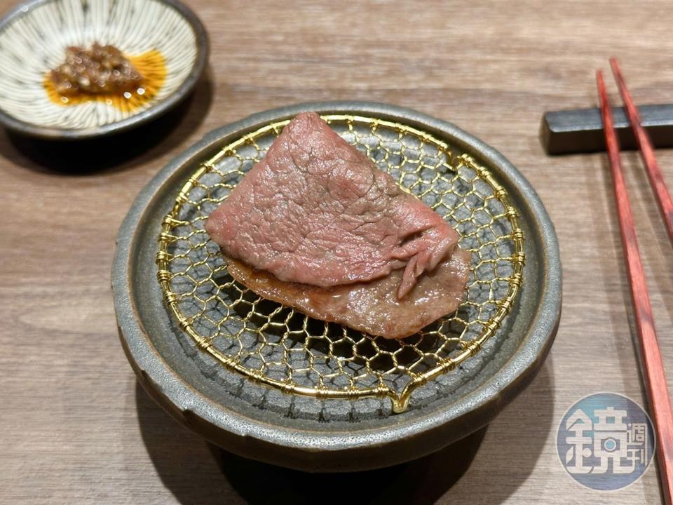 「後腿／七味醬」肉味濃厚甜嫩，沾醬吃多了花椒香氣。