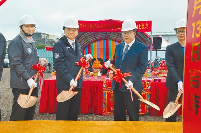 桃合福林自辦市地重畫區13日開工動土，桃園市長鄭文燦（右二）表示，可望帶動地方經濟發展。（賴佑維攝）