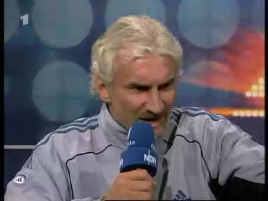 Der isländische Fußball schreibt nicht erst seit dem letzten Sommer Schlagzeilen, er ist auch Teil der größten TV-Skandale im deutschen Sport. Rudi Völler saß als damaliger Teamchef im September 2003 im ARD-Studio und musste ein mageres 0:0 gegen die Wikinger erklären. "Ich kann diesen Scheißdreck nicht mehr hören", sagte Völler und redete sich in Rage: "In welcher Welt lebt ihr denn alle? Ihr müsst doch mal von eurem hohen Ross runterkommen." 'Tante Käthe' schoss auch gegen Moderator Waldemar Hartmann: "Du sitzt hier locker bequem auf deinem Stuhl, hast drei Weizenbier getrunken und bist schön locker."