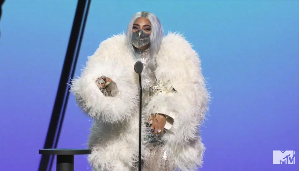 En esta imagen tomada de video el domingo 30 de agosto de 2020 y proporcionada por MTV, Lady Gaga recibe el premio a la artista del año durante la ceremonia de los Premios MTV a los Videos Musicales. (MTV vía AP)