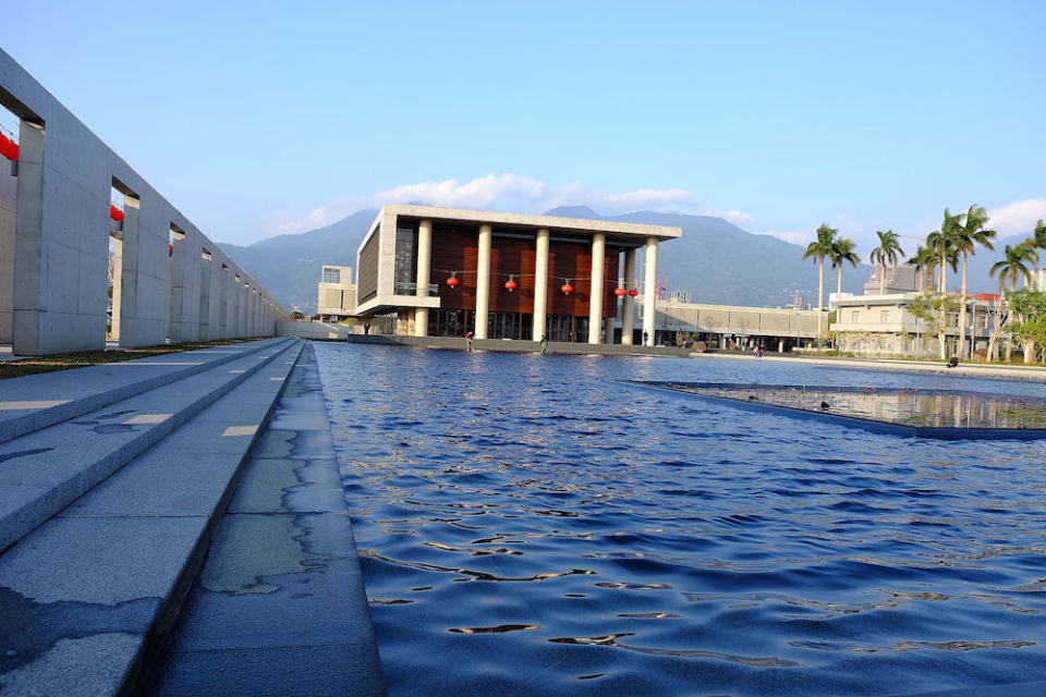 農禪寺水月道場(Photo via Wikimedia, by Taiwankengo, License: CC BY-SA 3.0，圖片來源：https://zh.wikipedia.org/wiki/法鼓山#/media/File:農禪寺水月道場FUJI9329.JPG)