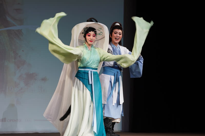 二分之一Q劇場創作「青姬」（1） 二分之一Q劇場將在2024台灣戲曲藝術節以「白蛇 傳」故事為基礎，推出全新創作「青姬」，巧妙融合 崑曲、京劇、歌仔戲元素，演員們23日在台灣戲曲中 心記者會帶來精彩片段。 中央社記者徐肇昌攝  113年4月23日 