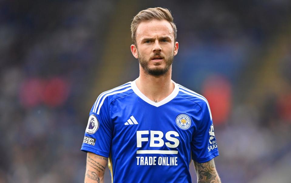 James Maddison de Leicester mira durante el partido de la Premier League entre Leicester City y West Ham United en el King Power Stadium