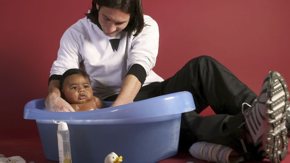 Messi bathes a baby Yamal. - Joan Monfort/AP