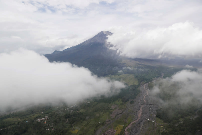 塞梅魯火山噴發進入第4天，火山爆發呈現壯觀蕈狀雲，夾雜濃密煙塵