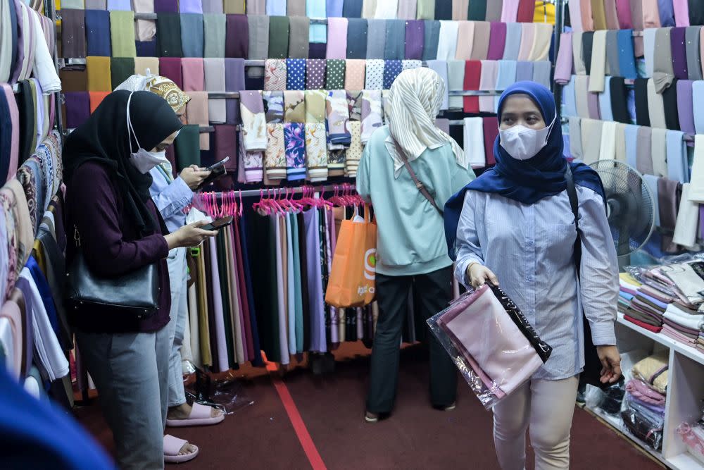 People shop for the upcoming Hari Raya Aidilfitri celebrations in Setia Alam Uptown April 27, 2022. — Picture by Miera Zulyana