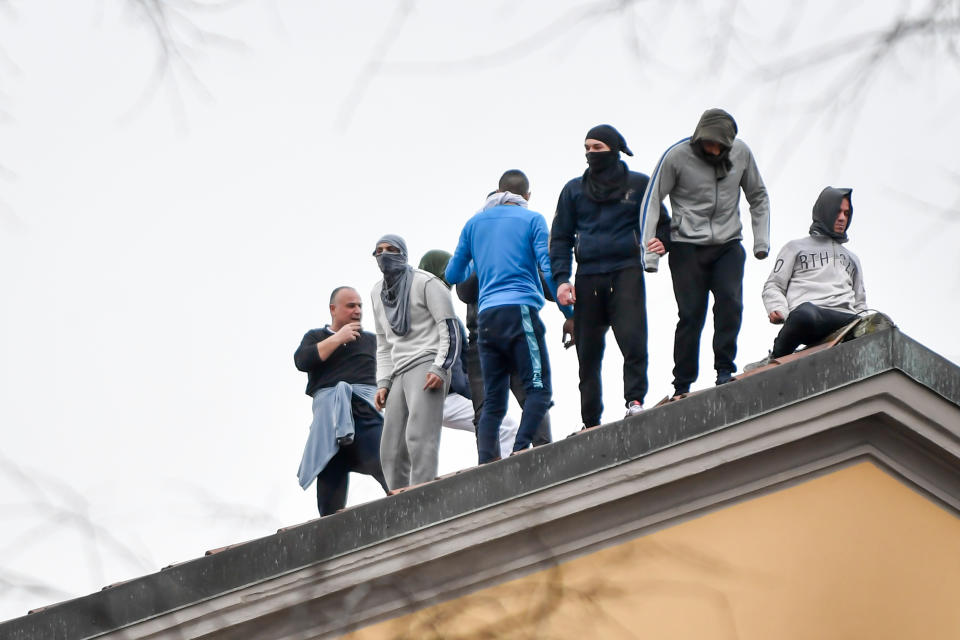 La sospensione dei colloqui ha fatto scattare la rivolta il 27 carceri. Sei finora le vittime, di cui tre a Modena. Gravi disordini a San Vittore, ma anche a Rebibbia, a Roma. Tentativi di evasione sono stati bloccati nel carcere di Foggia e in quello palermitano dell'Ucciardone. (Foto Claudio Furlan-LaPresse)