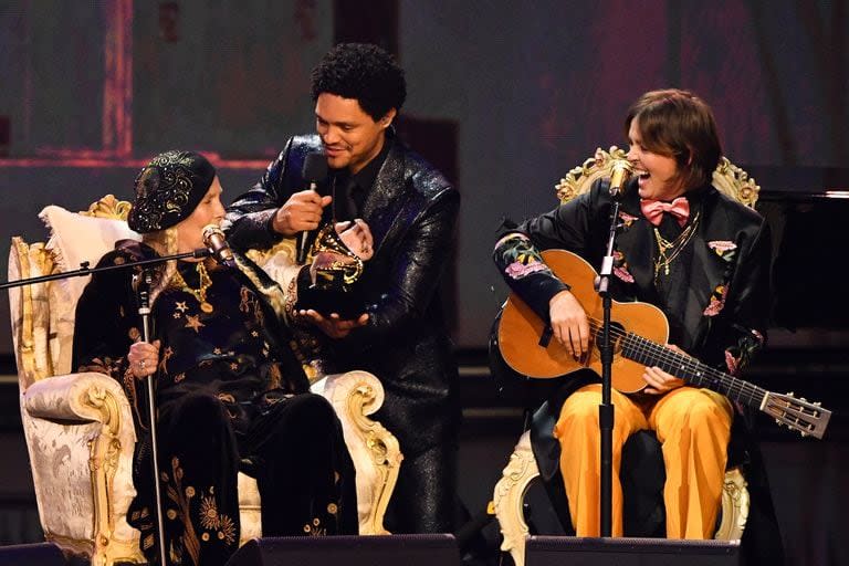 Joni Mitchell, aquí junto al host de la ceremonia Trevor Noah, recibió un Grammy a Mejor Álbum Folk y dio una presentación en vivo junto a la compositora Brandi Carlile
(Foto por Valerie Macon / AFP)