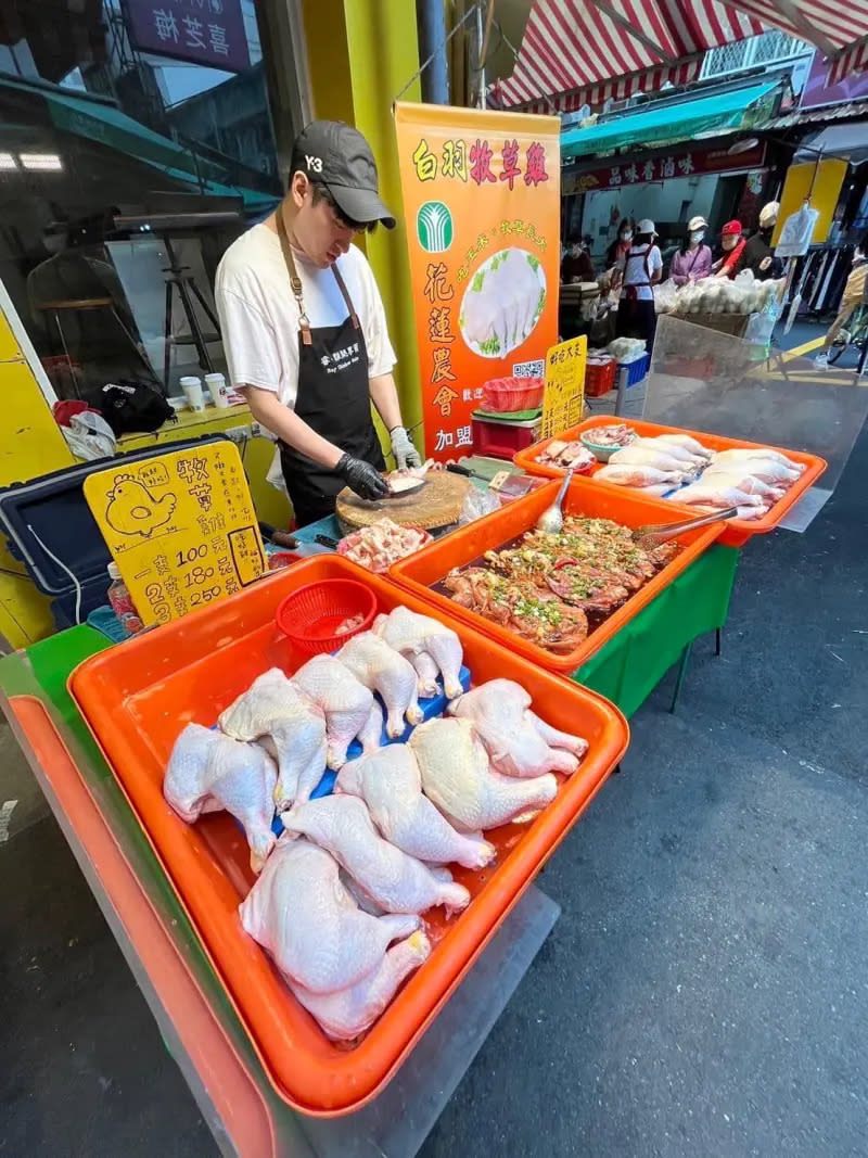 ▲沈建宏在市場擺攤賣雞肉被大幅報導，發文感謝菜市場裡收到的溫暖。（圖／沈建宏臉書）