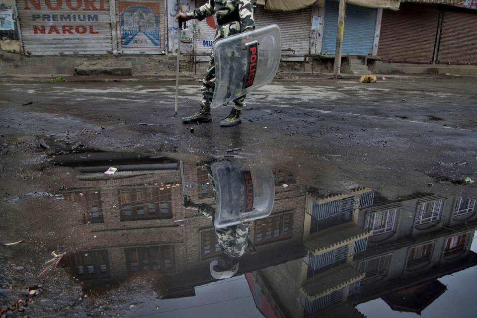 Soldier stands guard in Srinagar