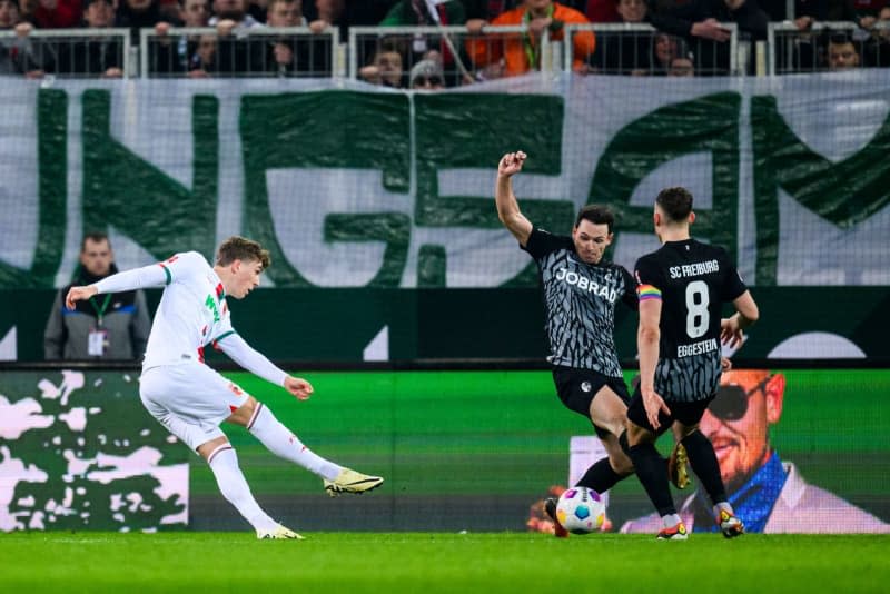 Augsburg's Arne Engels (L) scores his side's second goal during the German Bundesliga soccer match between FC Augsburg and SC Freiburg at WWK-Arena. Tom Weller/dpa