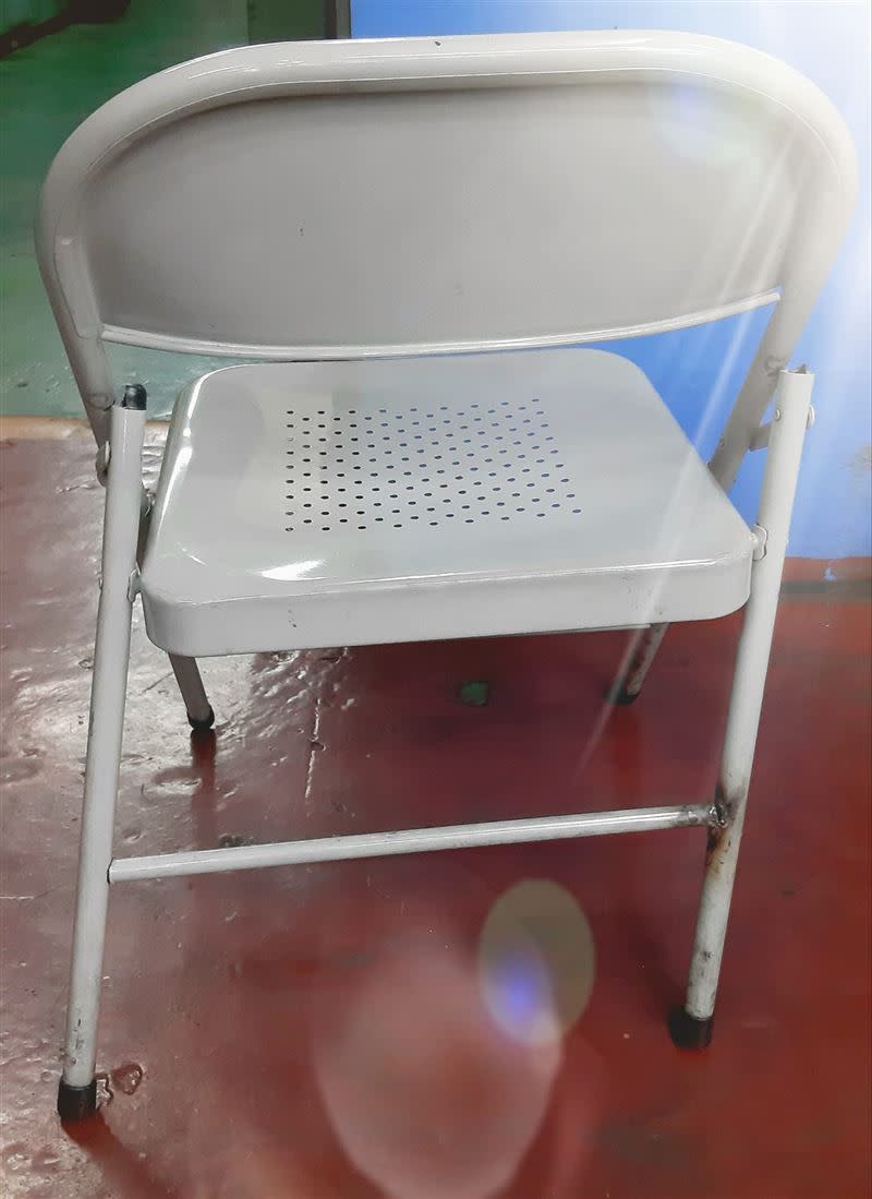 椅子壞了公司卻不給換，要求其他同事幫忙焊接。（圖／翻攝自 爆怨2公社）