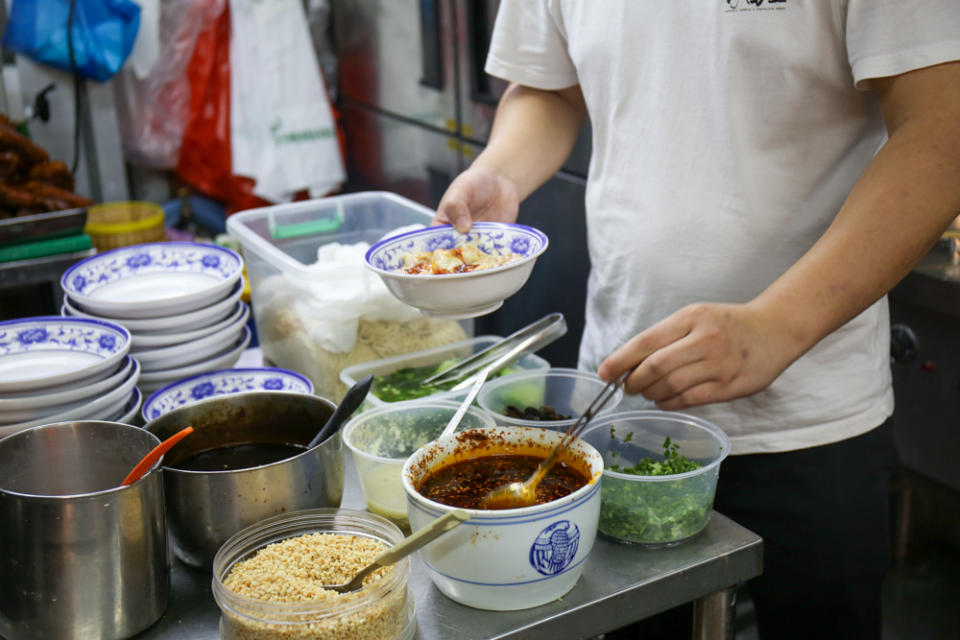 wang's noodle & dumpling house - noodles being made