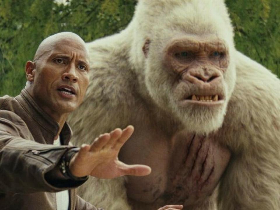 "Rampage - Big Meets Bigger": Davis Okoye (Dwayne Johnson) und der Silberrückengorilla George. (Bild: 2018 Warner Bros. Entertainment Inc. All rights reserved)