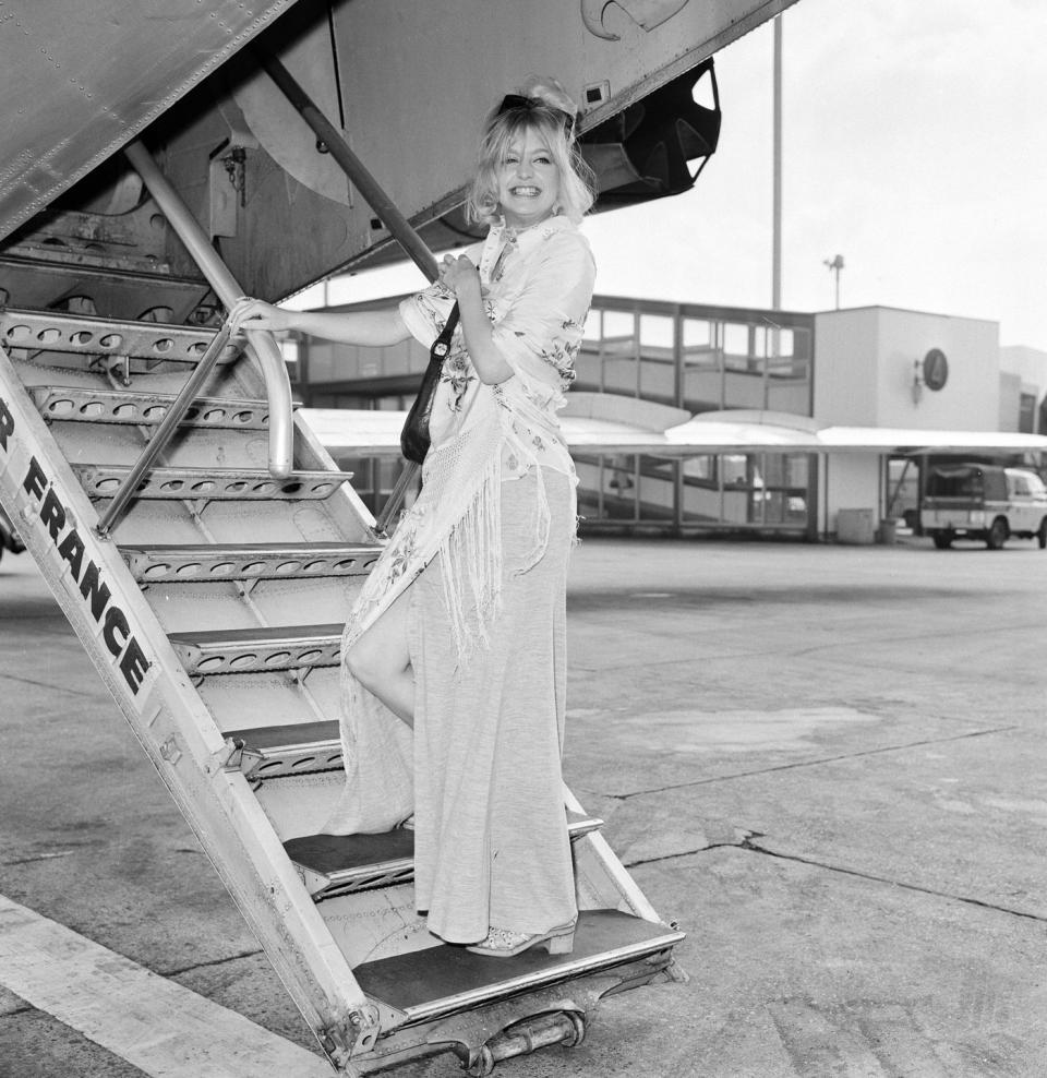 <p>Goldie Hawn heads to France to film <em>There's a Girl in My Soup</em> in 1970. </p>