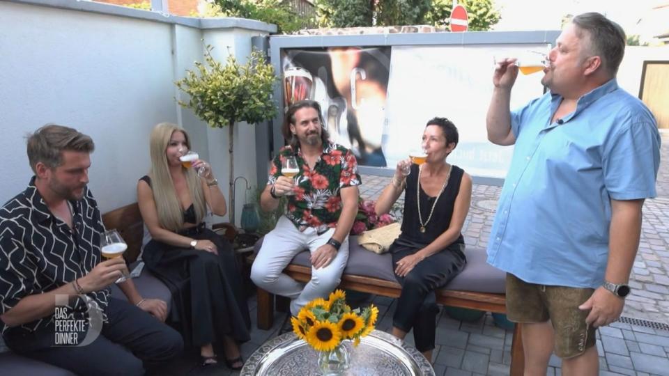 Der Bier-Aperitif überzeugt die Gäste noch nicht gänzlich, von links: Tobias, Ella, Carl, Heidi und Gastgeber Gerhard.
 (Bild: RTL)