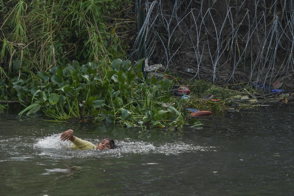 Un joven migrante nada a través del río Grande (Bravo) hacia Estados Unidos desde Matamoros, México, el miércoles 10 de mayo de 2023. (AP Foto/Fernando Llano)