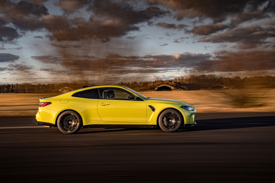 Bildzeile: BMW M4 Competition Coupé im Lackton „Sao Paulo Yellow“