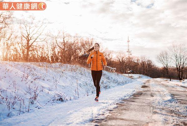 研究人員認為，運動可能是一種模仿發抖的形式，因此，在寒冷的環境下運動或發抖，均能促進體內鳶尾素的分泌。