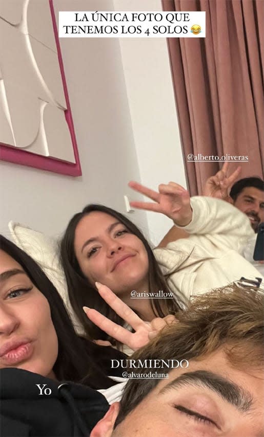 Laura Escanes y Alvaro de Luna con sus amigos