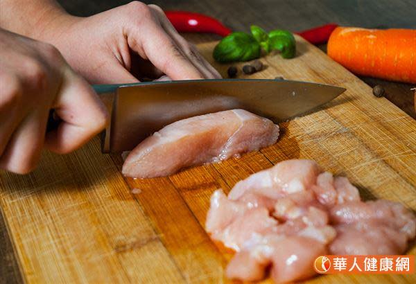 去除雞皮時只要將刀身貼在雞胸肉上劃口，接著拉住雞皮便能輕鬆拔除了。另外，夾在雞皮與瘦肉間的脂肪也需要仔細剔除。