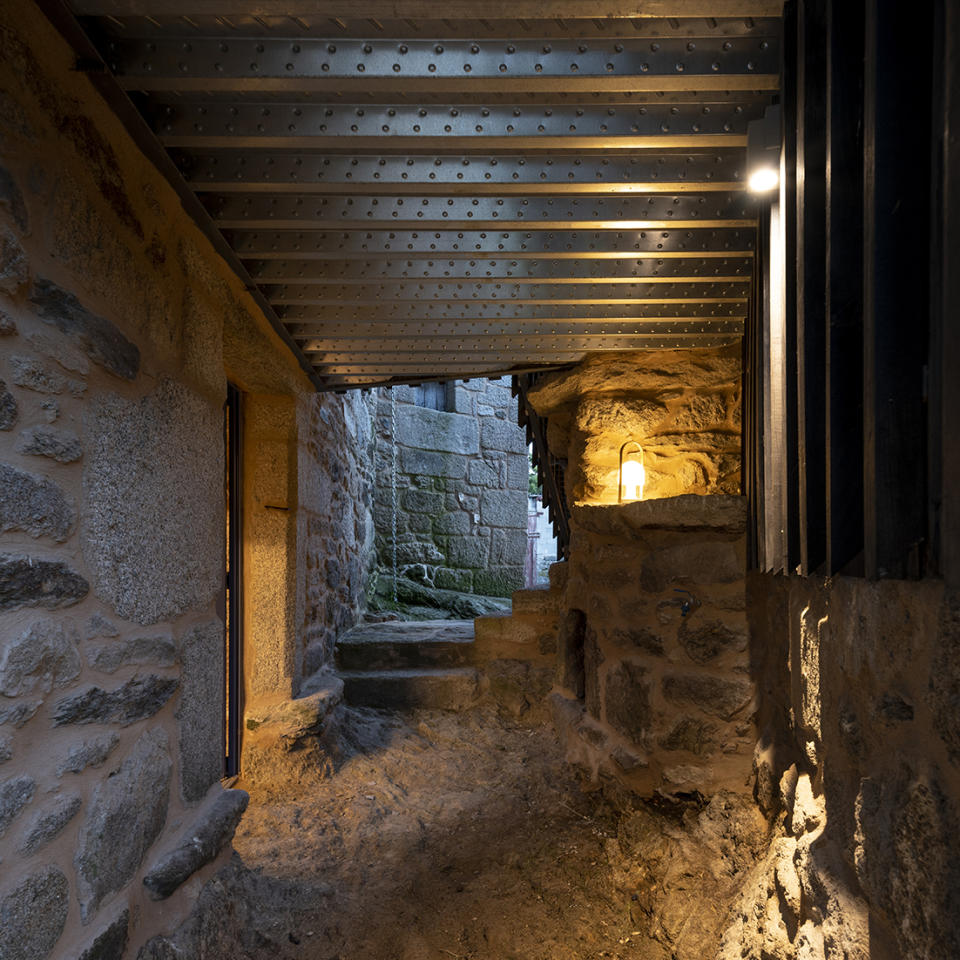 La rehabilitación ha aprovechado algunos elementos singulares y piezas que se encontraron durante los trabajos. (Foto: <a href="http://plpa.es/es/projects/rehabilitacion-vivienda-castromao/#!prettyPhoto[Gallery]/0/" rel="nofollow noopener" target="_blank" data-ylk="slk:PLP ATELIER;elm:context_link;itc:0;sec:content-canvas" class="link ">PLP ATELIER</a>).