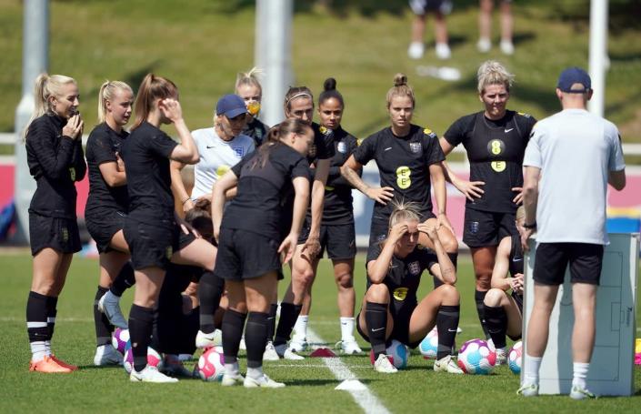 Sarina Wickman, Mitte links, gibt ihrem englischen Team im Training Anweisungen (Zach Goodwin/PA) (PA Wire)