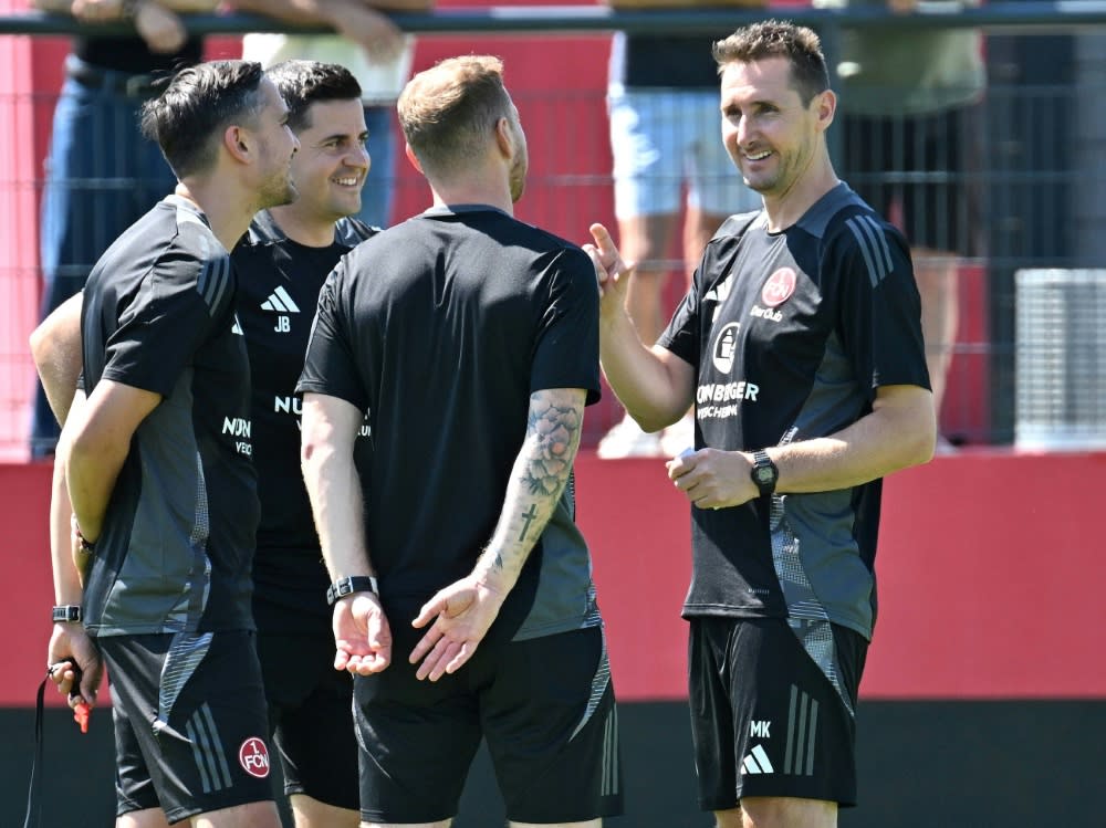 Klose und sein Trainerteam (IMAGO/Sportfoto Zink / Wolfgang Zink)