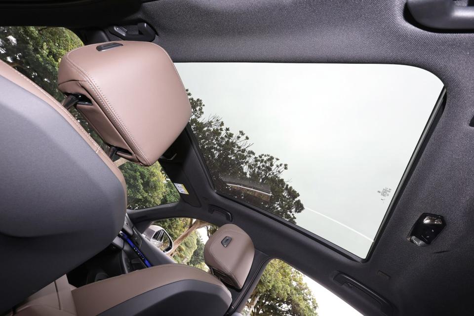 全新i5引進車型標配全景式玻璃車頂，一路延伸至接近後座乘客頭頂的開揚感頗為出色。