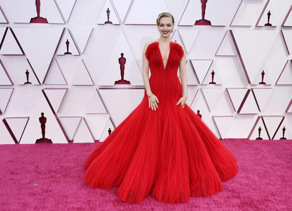 <p>Eine Hommage ans klassische Hollywood ist nicht nur "Mank", für den Amanda Seyfried nominiert war, sondern auch das Styling der Schauspielerin. Zum rubinroten Glamour-Ballkleid von Giorgio Armani Privé trug sie passenden Lippenstift und eine angedeutete Wasserwelle im Haar. </p> 