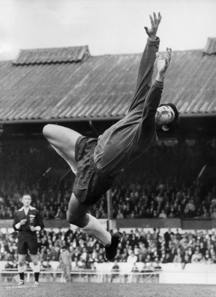 <strong>Gordon Banks s'est éteint le 12 février 2019, à l'âge de 81 ans</strong>. Champion du monde avec l'Angleterre en 1966, il est considéré comme l'un des meilleurs gardiens de but du XXe siècle. Les amoureux de football se souviennent de sa parade exceptionnelle lors de ce Mondial 1966, face à un certain Pelé, qui dira par la suite : <em>"J’ai marqué un but mais Banks l’a arrêté"</em>. Mythique.