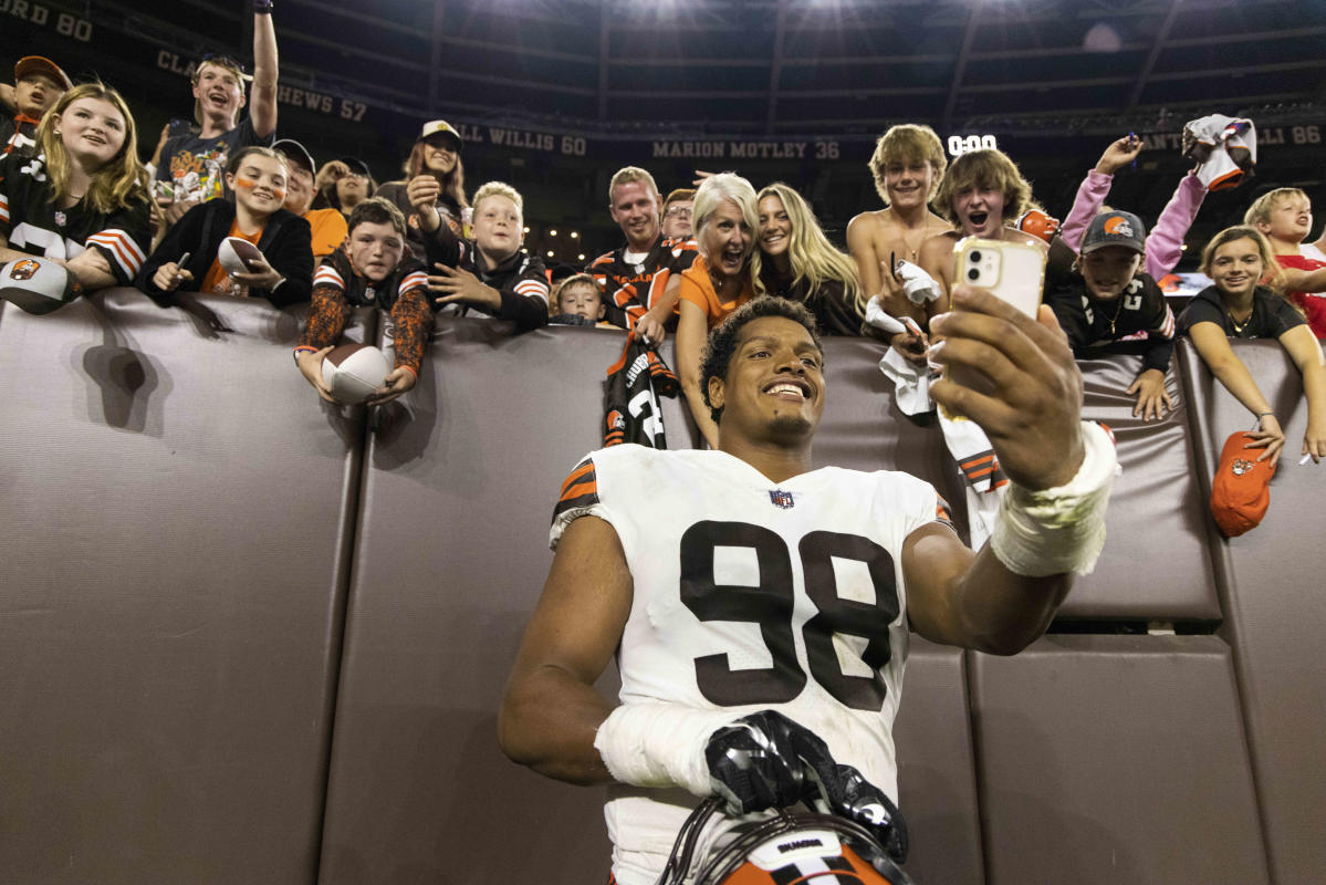 Cleveland Browns defensive end Isaac Rochell (98) runs off of the line of  scrimmage during an