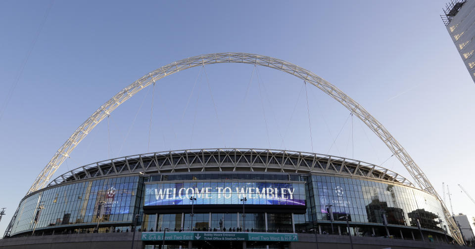 ARCHIVO - En esta foto del miércoles 3 de octubre de 2018, vista del exterior Wembley en Londres, una de las sedes de la Eurocopa de fútbol. (AP Foto/Kirsty Wigglesworth, archivo)