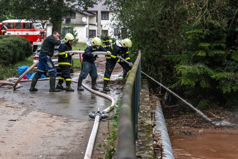 Emergency workers are on duty in the aftermath of heavy rains and floods in Otovice. Taneèek David/CTK/dpa