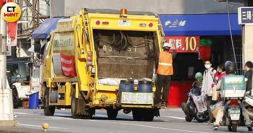 清潔隊員辛苦了，除夕還得加班協助民眾清運。（圖／黃耀徵攝）