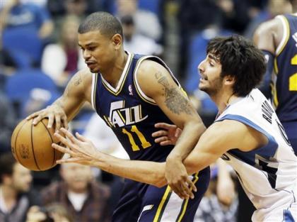 Watson (left) was a respected veteran who helped mentor younger players during his NBA career. (AP)