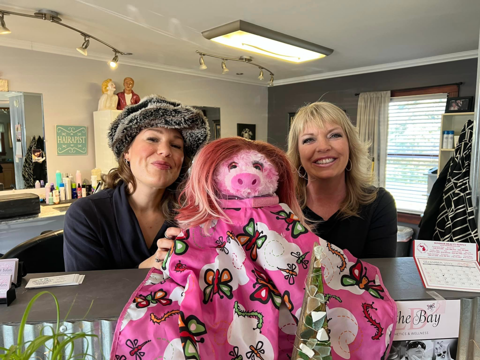 Piggy sports a wig at Blondie’s Hair Salon in Tawas City.