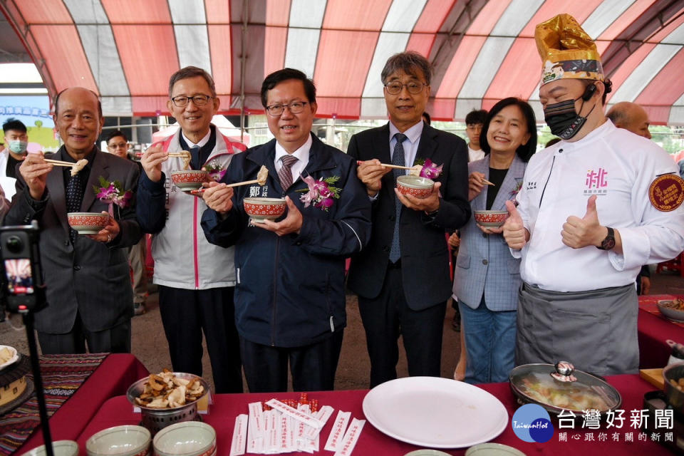 行政院副院長鄭文燦、桃園市副市長王明鉅與貴賓們品嚐肉品。