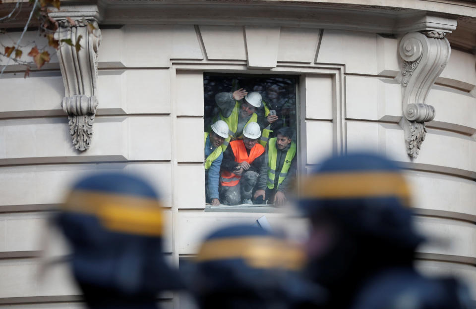 Antigovernment protesters clash with police in Paris