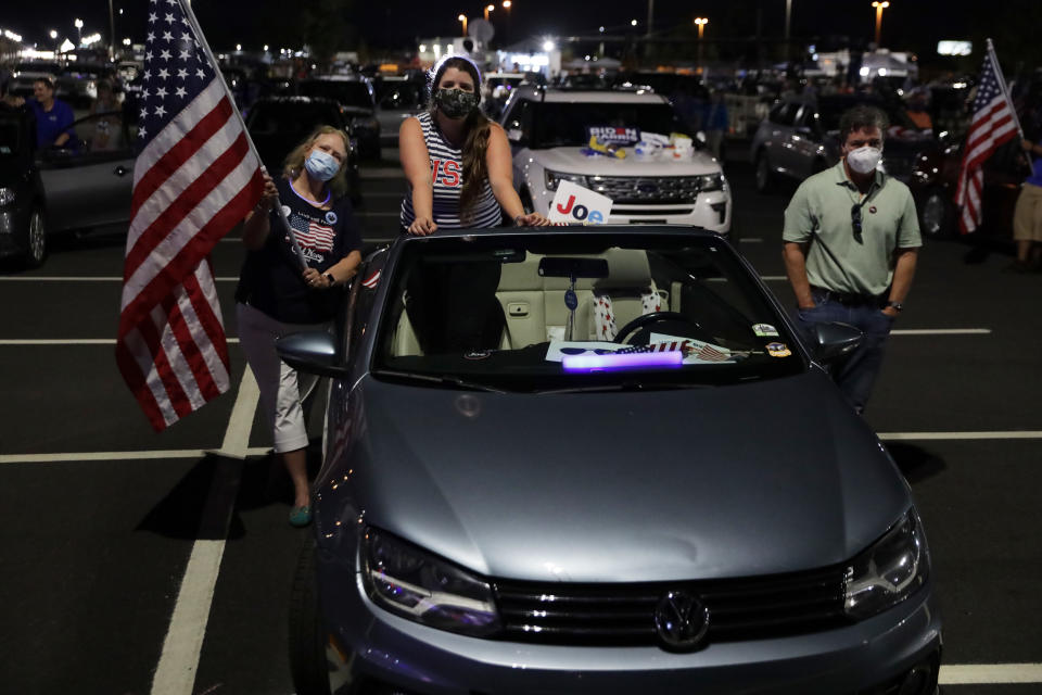 La nueva política por el coronavirus: mitines seguidos desde los coches en formato autocine