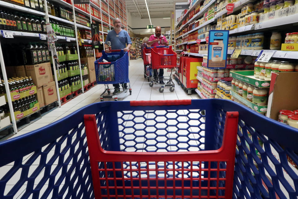 Gente comprando en un Carrefour en Cabrera de Mar, cerca de Barcelona. REUTERS/Albert Gea