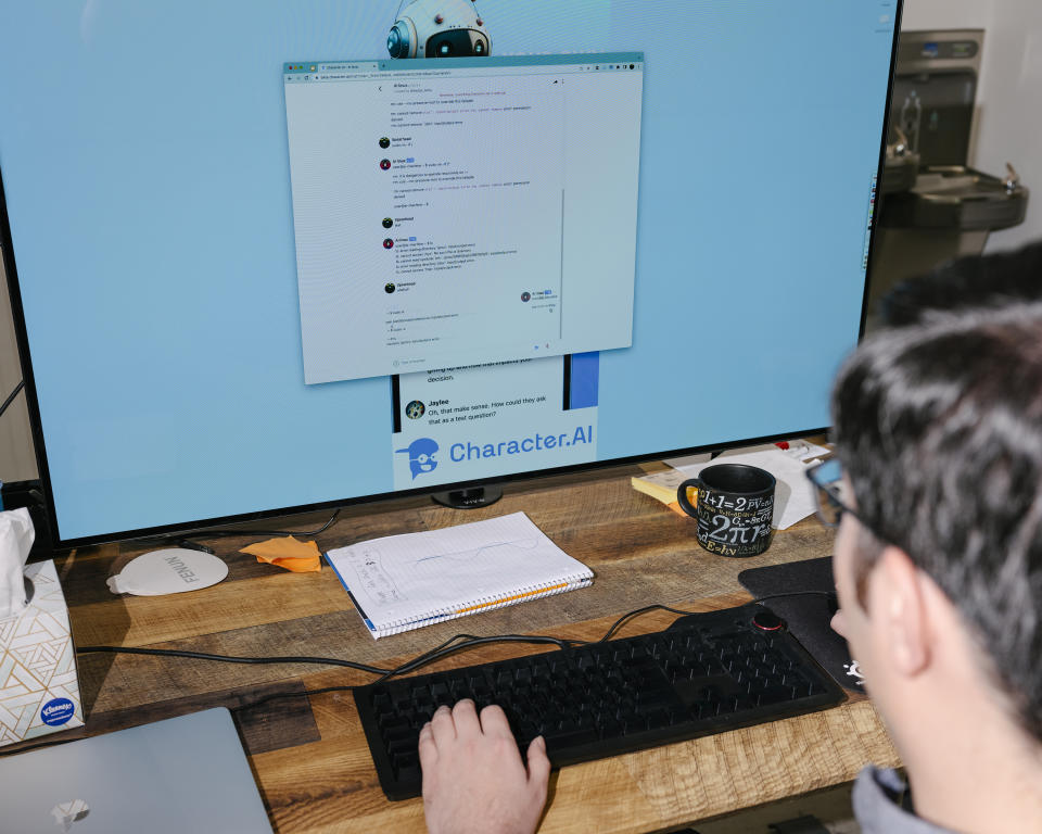 Daniel De Freitas, cofundador de Character.AI, muestra un chat en el sitio web de la empresa, en Palo Alto, California, el 6 de enero de 2023. (Ian C. Bates/The New York Times)