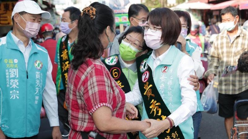 黃秀芳掃街推青年政策　民眾高喊「全家都是你的票」