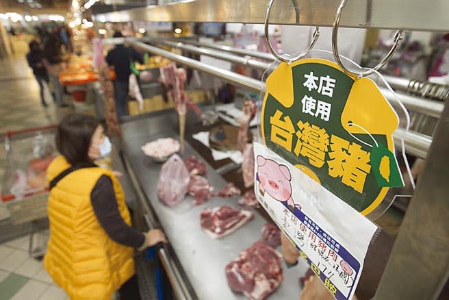 美國貿易代表署（USTR）3月31日公布2021年對外貿易障礙國家貿易評估報告（NTE），點名台灣今年元旦新規定要求產品標示原產國的作法，似乎暗示美國豬肉存在食品安全疑慮。圖為公有市場張貼產地標章。（本報資料照片）