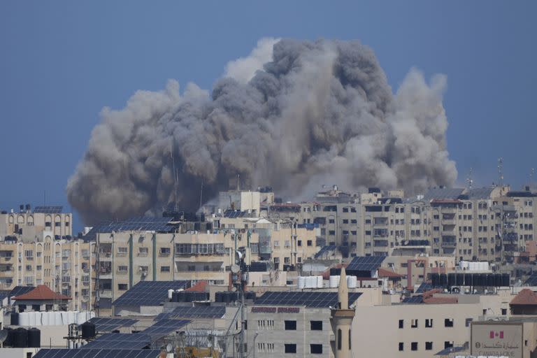 El humo se eleva tras un ataque aéreo israelí en la ciudad de Gaza