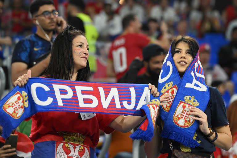 Serbia fans wait for the start of the Qatar 2022 World Cup Group G football match between Serbia and Switzerland at Stadium 974 in Doha on December 2, 2022. (Photo by Ina Fassbender / AFP)