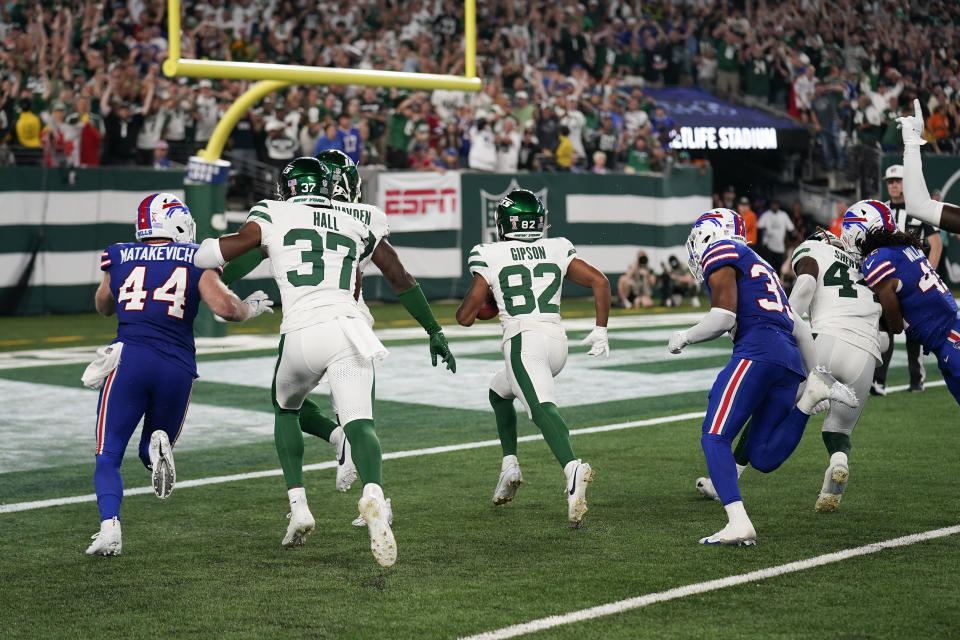 Xavier Gipson (82), receptor novato de los Jets de Nueva York, devuelve una patada de despeje hasta la zona de anotación para definir la victoria de su equipo en contra de los Bills de Buffalo en tiempo extra, en juego de la NFL el lunes 11 de septiembre de 2023, en East Rutherford, Nueva Jersey. (AP Foto/Seth Wenig)