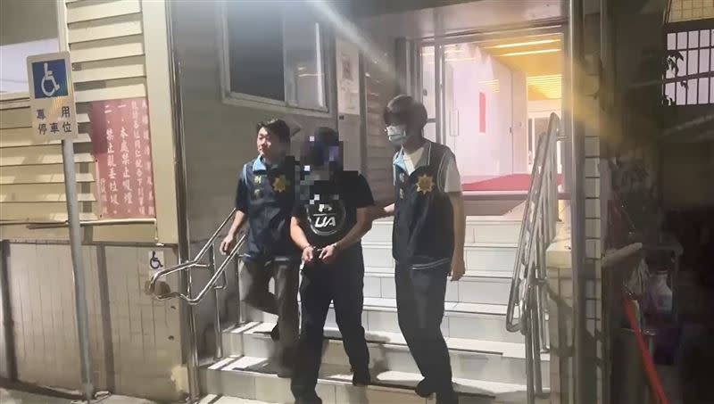 鍾男被警方送辦。（圖／翻攝畫面）